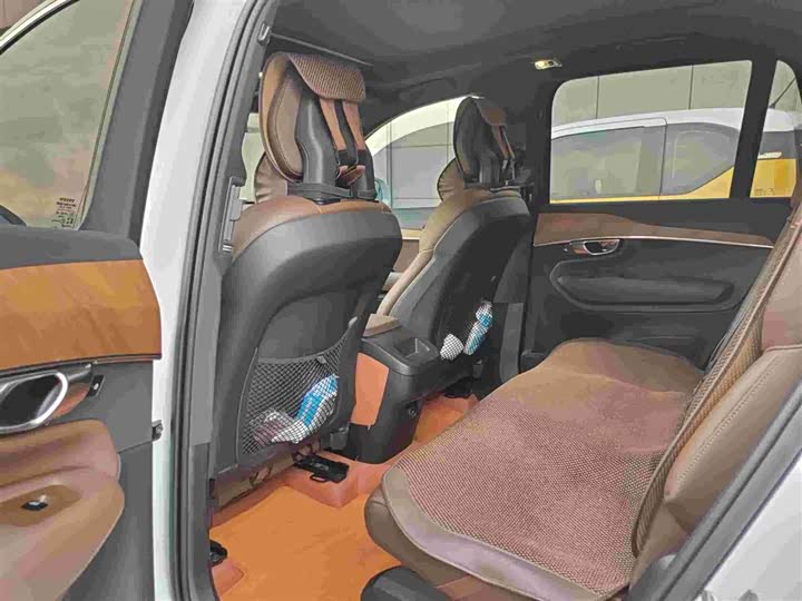 Фото 8 - Volvo XC90