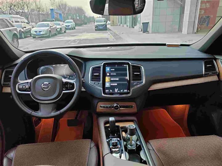 Фото 9 - Volvo XC90