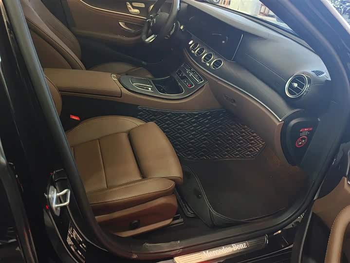 Photo 8 - Mercedes-Benz E-Class