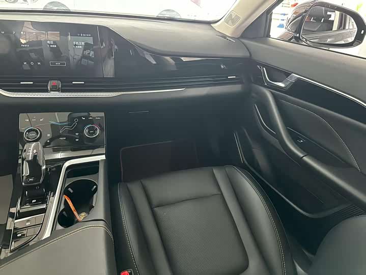 Фото 8 - Bestune B70