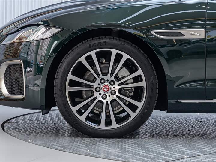 Фото 8 - Jaguar XF L