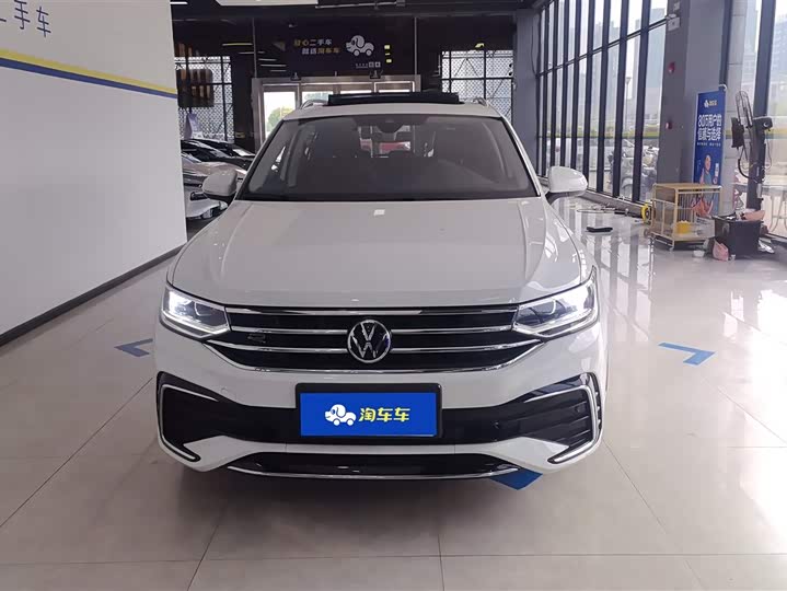 Фото 2 - Volkswagen Tiguan L Pro