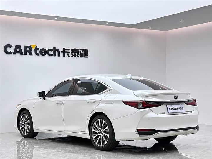 Фото 3 - Lexus ES