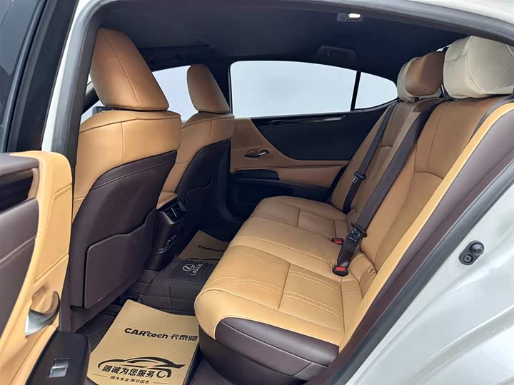 Фото 9 - Lexus ES