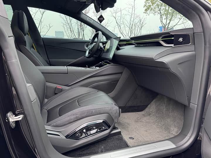 Фото 9 - Lotus Eletre