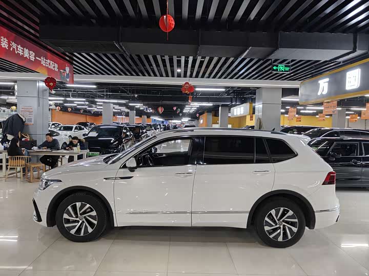 Фото 7 - Volkswagen Tiguan L Hybrid