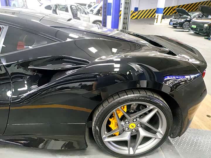 Фото 5 - Ferrari F8