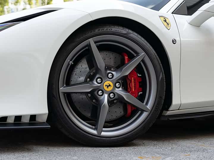 Фото 4 - Ferrari F8