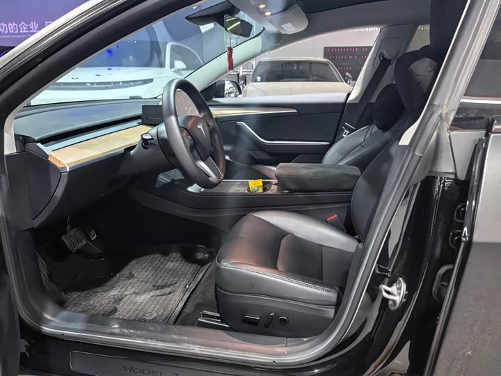 Фото 3 - Tesla Model 3