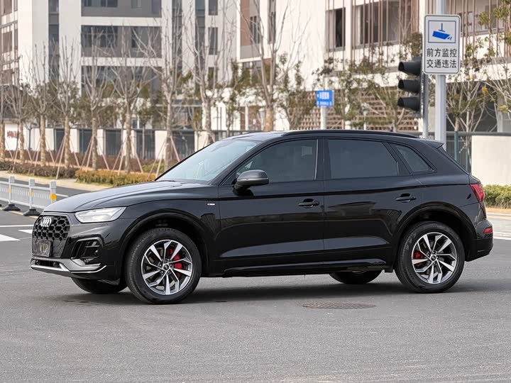 Фото 1 - Audi Q5L