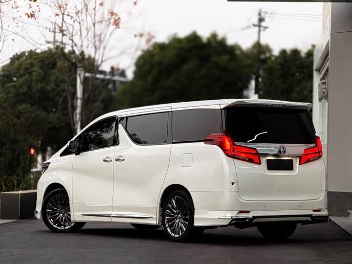 Photo 3 - Toyota Alphard