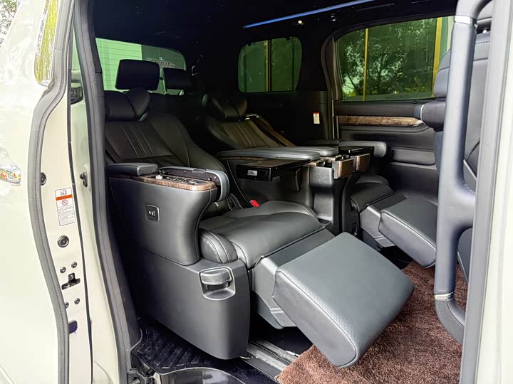 Photo 7 - Toyota Alphard