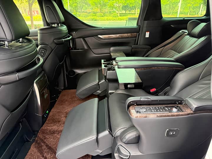 Photo 8 - Toyota Alphard