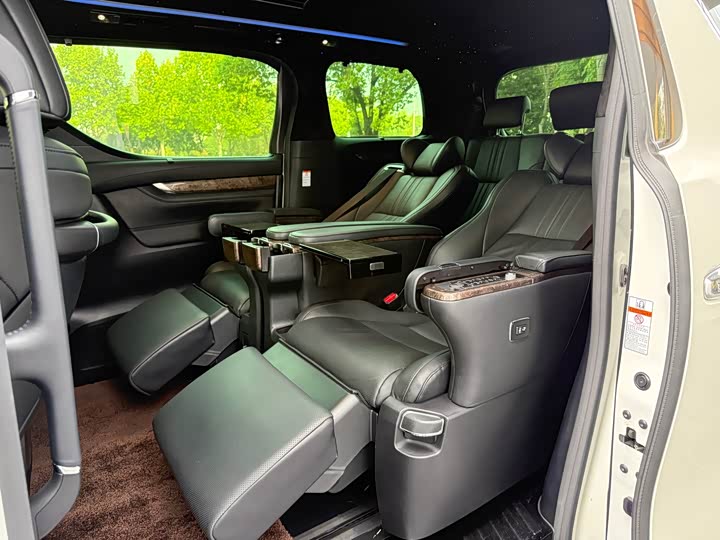 Photo 9 - Toyota Alphard