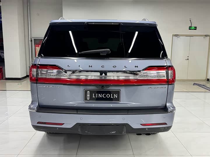 Photo 5 - Lincoln Navigator