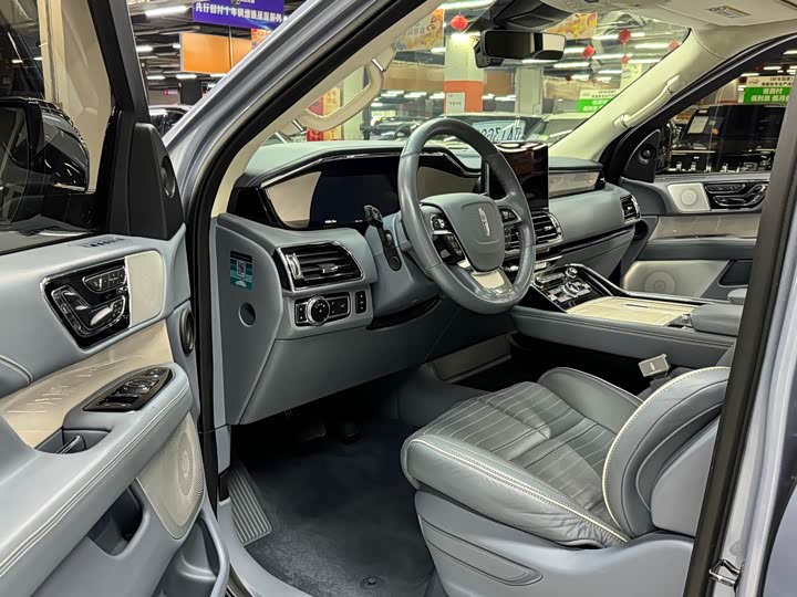 Photo 7 - Lincoln Navigator