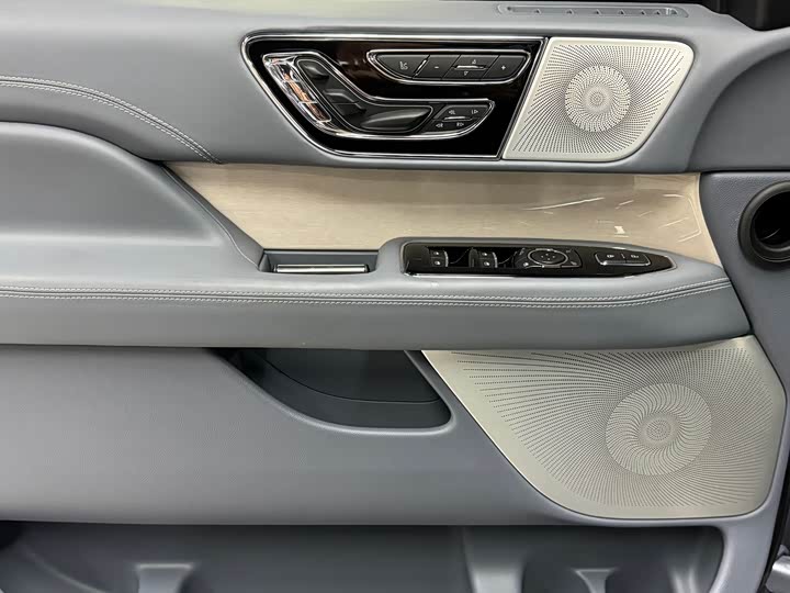 Photo 8 - Lincoln Navigator