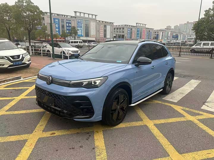 Фото 1 - Volkswagen Tiguan L Pro