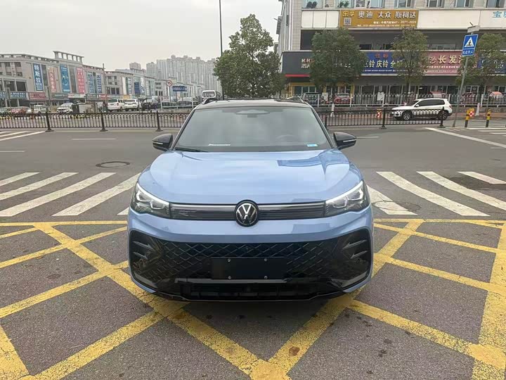 Фото 2 - Volkswagen Tiguan L Pro