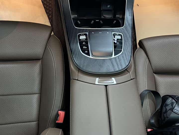 Photo 8 - Mercedes-Benz E-Class