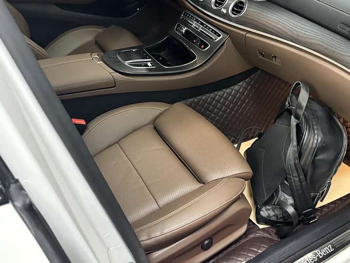 Photo 9 - Mercedes-Benz E-Class