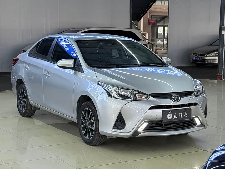 Фото 3 - Toyota Yaris L
