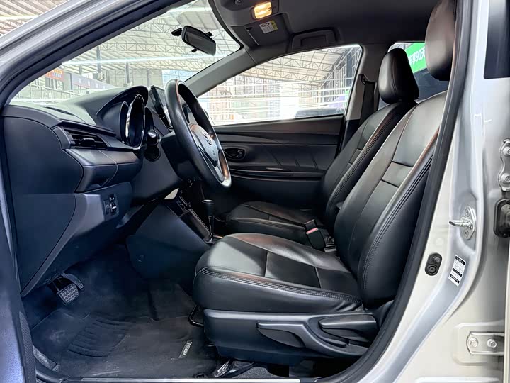 Фото 5 - Toyota Yaris L