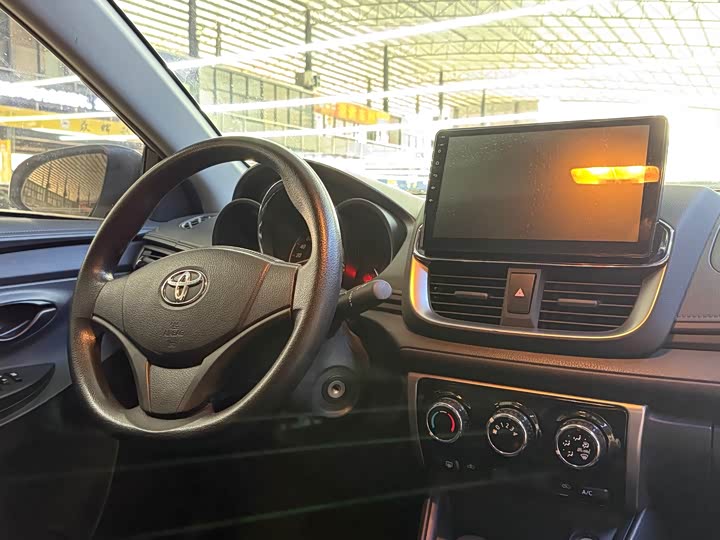 Фото 8 - Toyota Yaris L