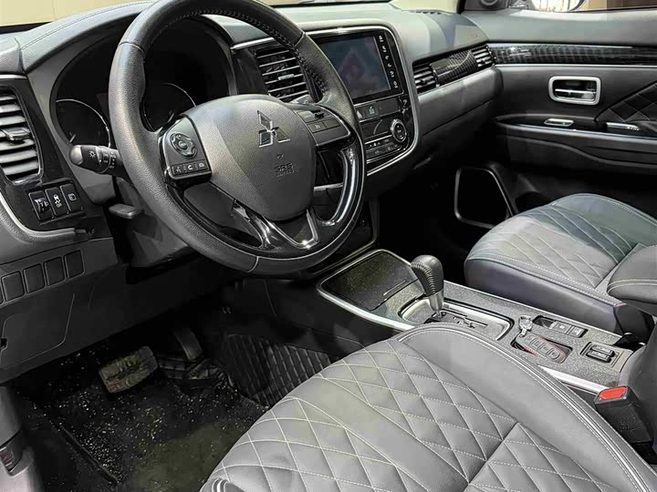 Фото 7 - Mitsubishi Outlander