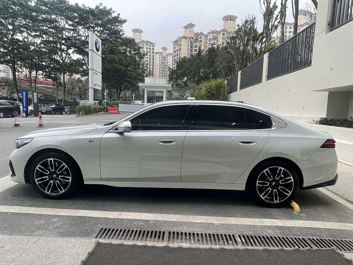 Фото 3 - BMW 5 Series