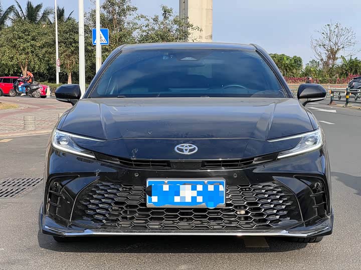 Фото 2 - Toyota Camry