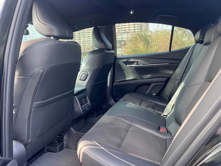 Фото 4 - Toyota Camry