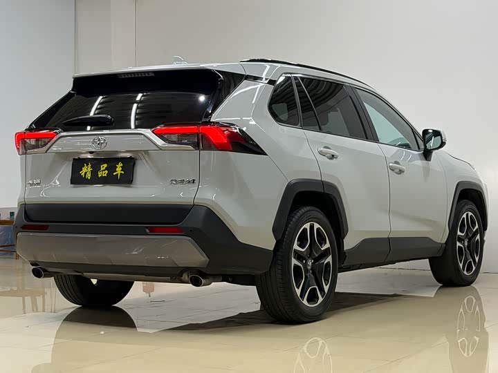 Фото 4 - Toyota RAV4