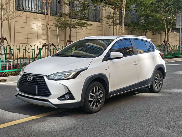 Фото 1 - Toyota Yaris L Hatchback