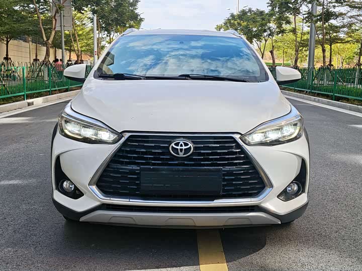 Фото 2 - Toyota Yaris L Hatchback