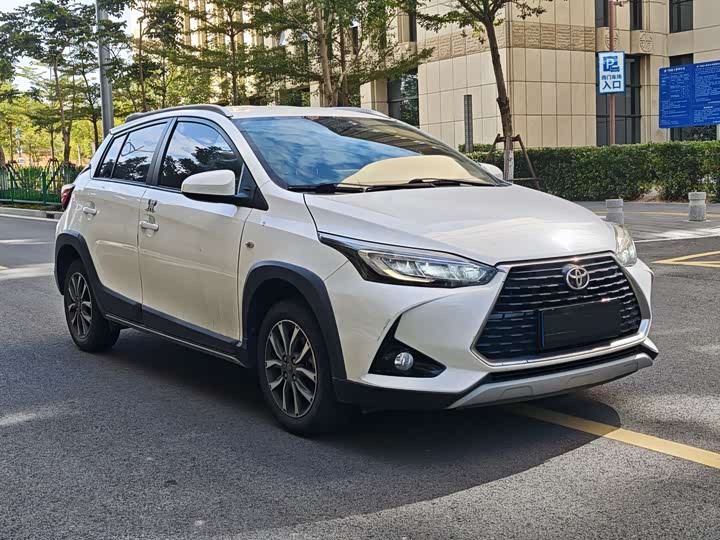 Фото 3 - Toyota Yaris L Hatchback