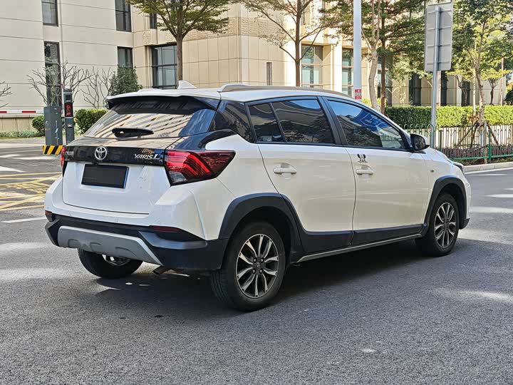 Фото 4 - Toyota Yaris L Hatchback