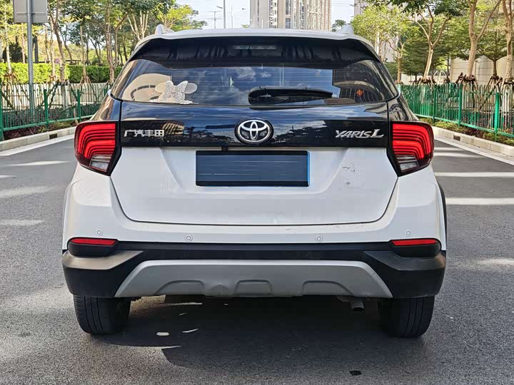 Фото 5 - Toyota Yaris L Hatchback