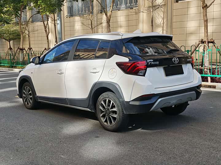 Фото 6 - Toyota Yaris L Hatchback