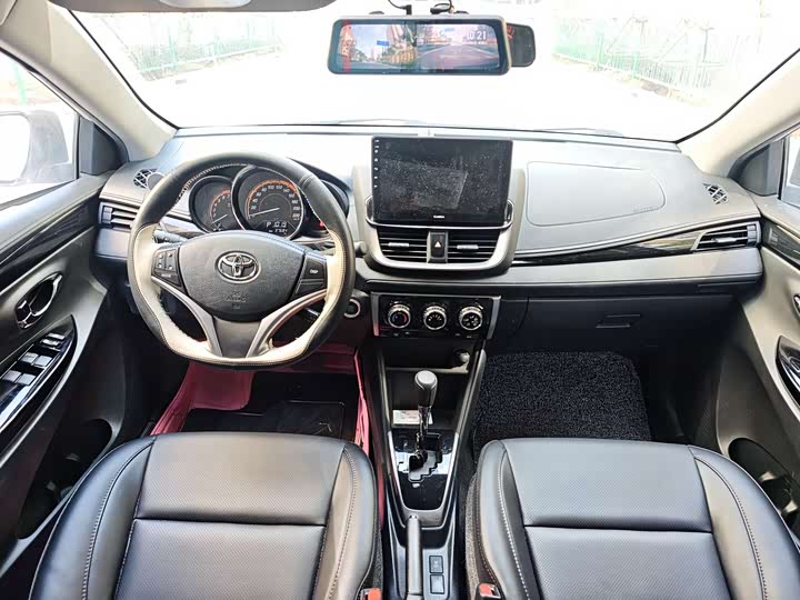 Фото 7 - Toyota Yaris L Hatchback