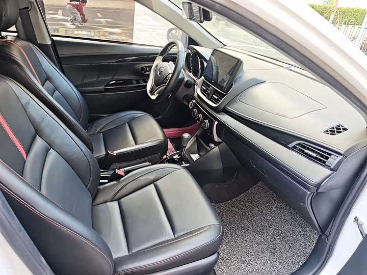 Фото 8 - Toyota Yaris L Hatchback