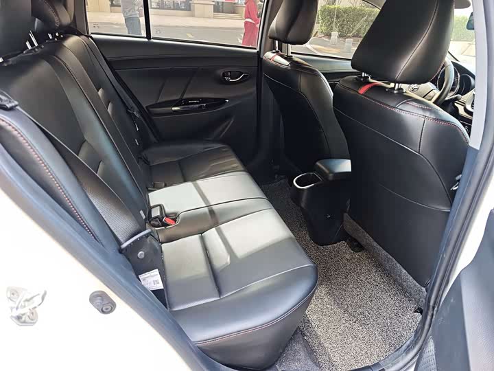 Фото 9 - Toyota Yaris L Hatchback