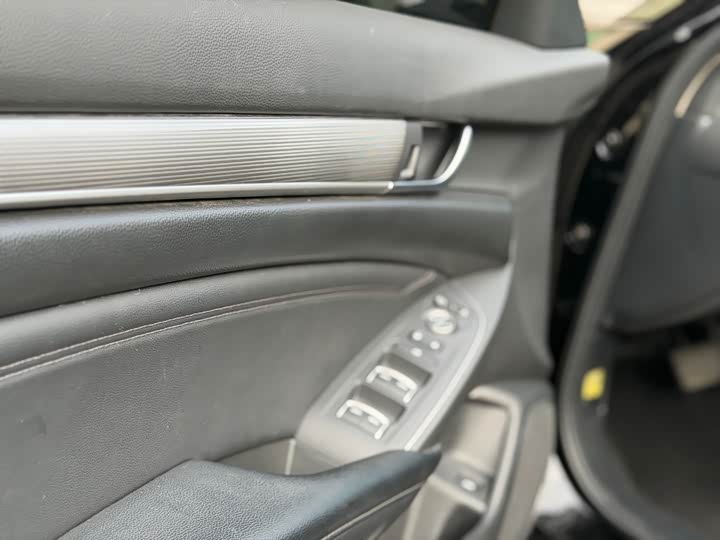 Фото 8 - Honda Accord