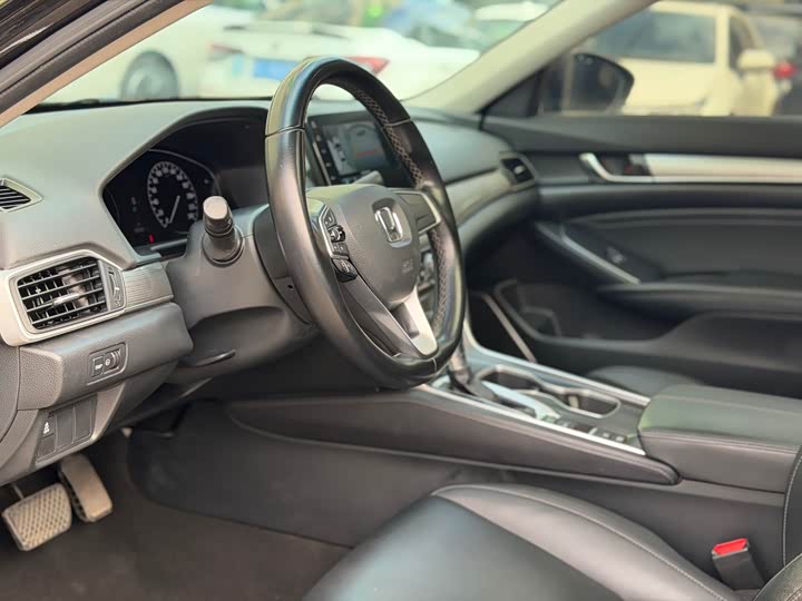 Фото 9 - Honda Accord