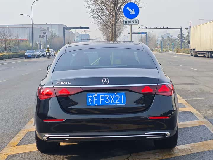 Photo 8 - Mercedes-Benz E-Class