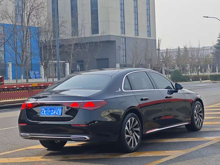 Photo 9 - Mercedes-Benz E-Class