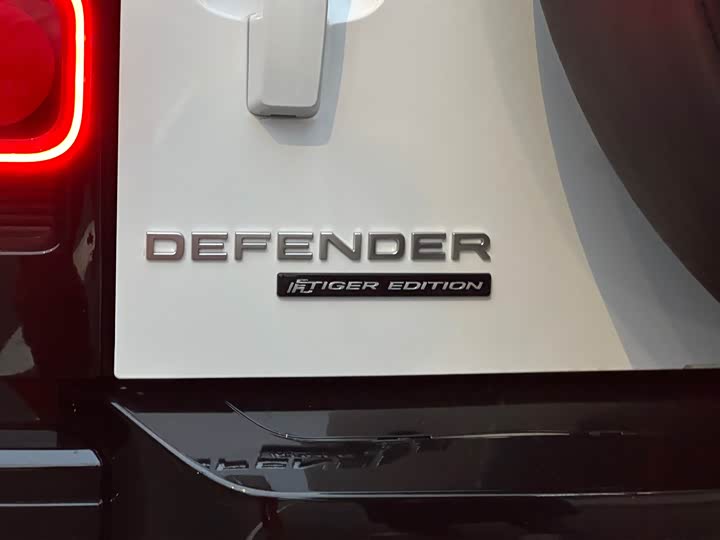 Фото 8 - Land Rover Defender