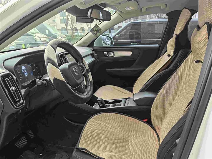 Фото 8 - Volvo XC40