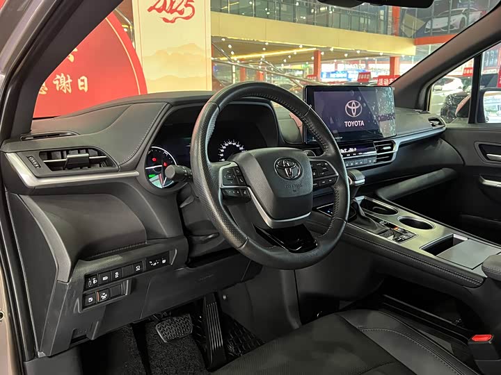 Фото 7 - Toyota Sienna