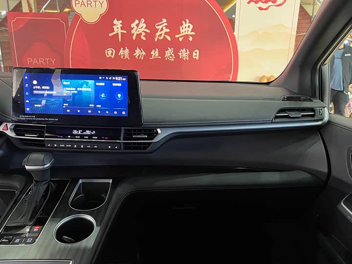 Фото 9 - Toyota Sienna